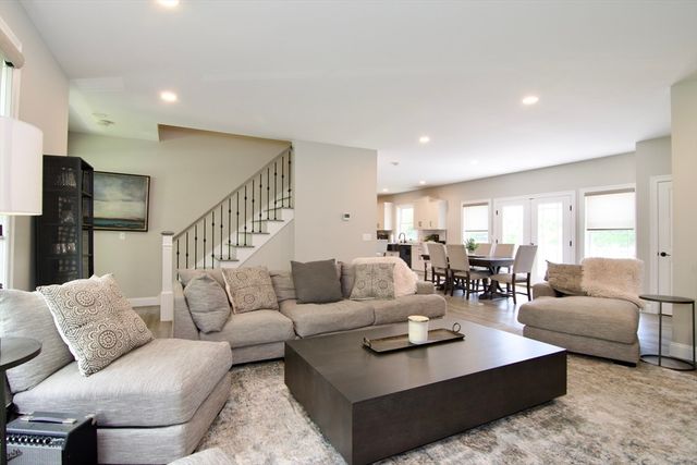 103 Oak Hollow Rd, Springfield, MA 01128