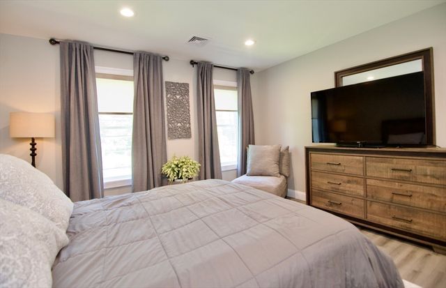 103 Oak Hollow Rd, Springfield, MA 01128