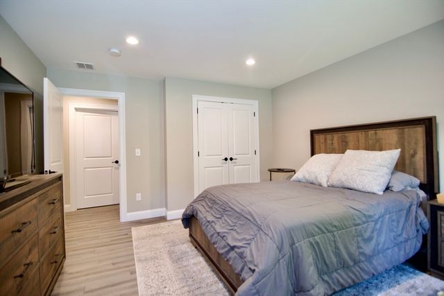 103 Oak Hollow Rd, Springfield, MA 01128