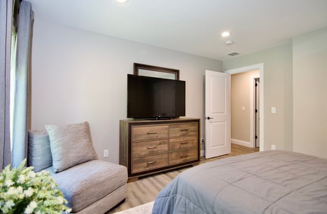 103 Oak Hollow Rd, Springfield, MA 01128