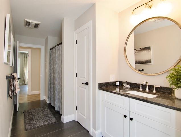103 Oak Hollow Rd, Springfield, MA 01128