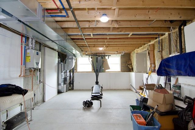 103 Oak Hollow Rd, Springfield, MA 01128