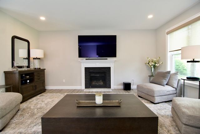 103 Oak Hollow Rd, Springfield, MA 01128