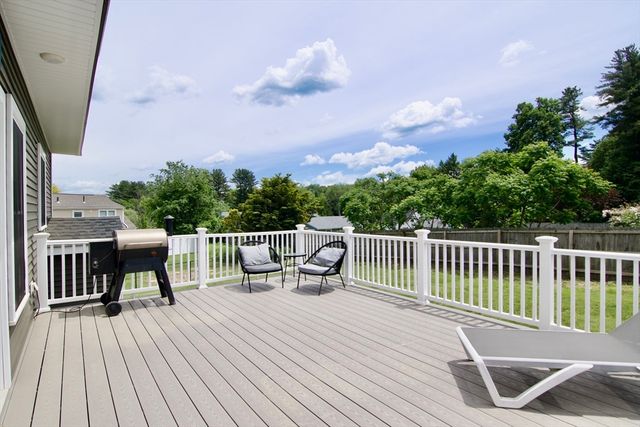 103 Oak Hollow Rd, Springfield, MA 01128