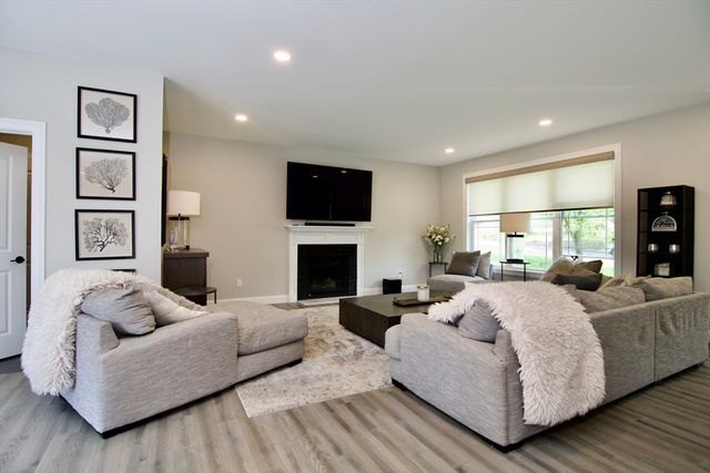 103 Oak Hollow Rd, Springfield, MA 01128