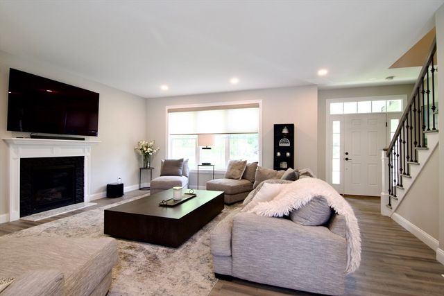 103 Oak Hollow Rd, Springfield, MA 01128