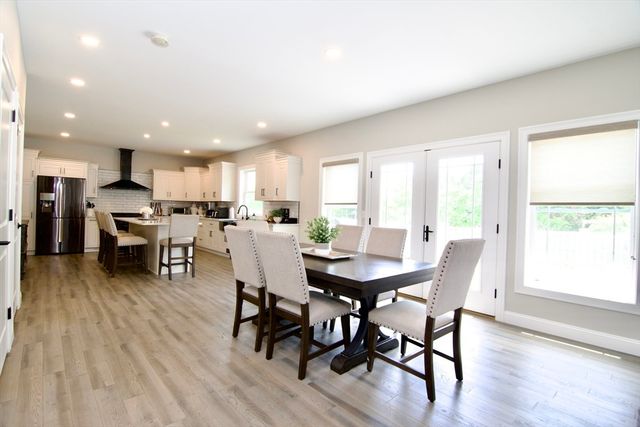 103 Oak Hollow Rd, Springfield, MA 01128