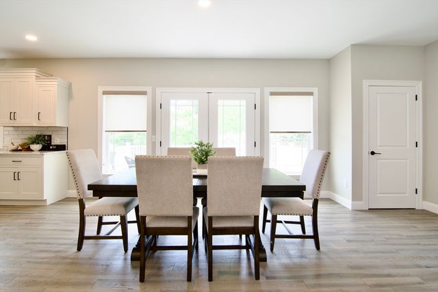 103 Oak Hollow Rd, Springfield, MA 01128