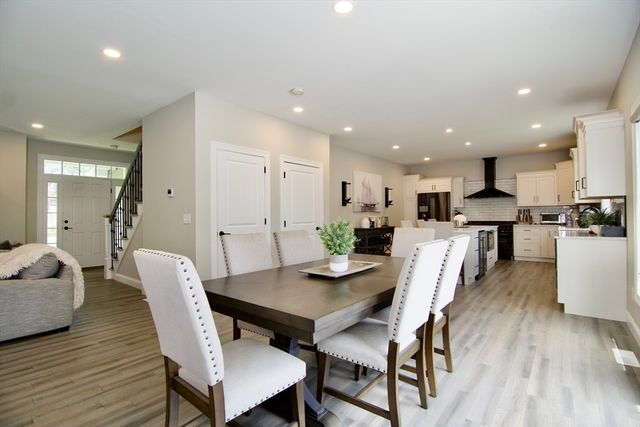 103 Oak Hollow Rd, Springfield, MA 01128