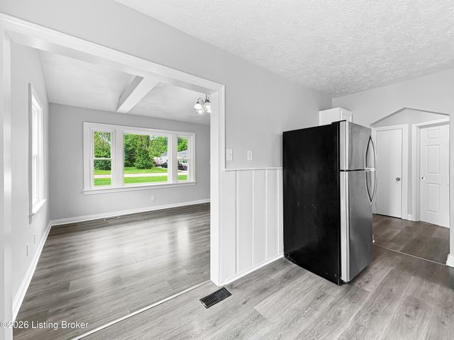 10407 Villa Dr, Louisville, KY 40272