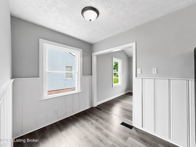 10407 Villa Dr, Louisville, KY 40272