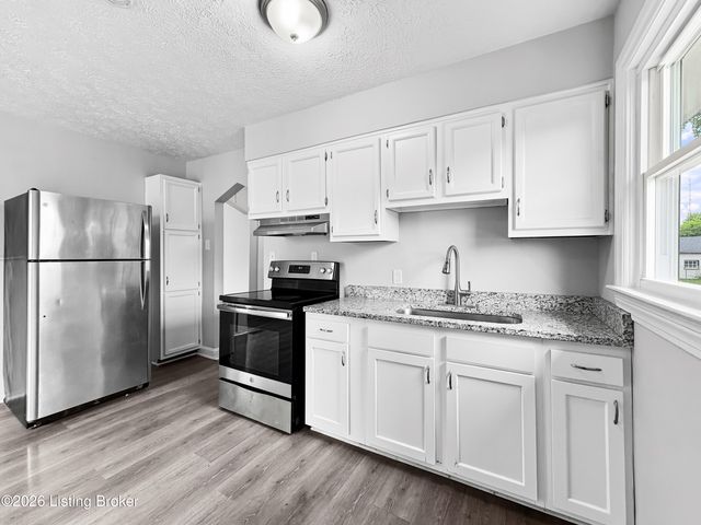 10407 Villa Dr, Louisville, KY 40272