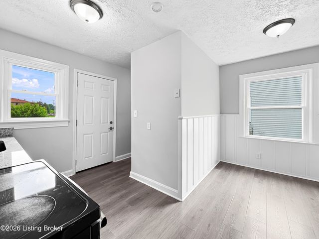 10407 Villa Dr, Louisville, KY 40272