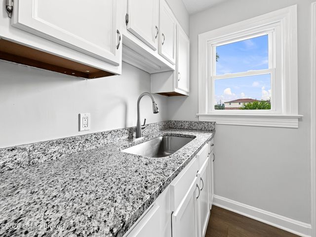 10407 Villa Dr, Louisville, KY 40272