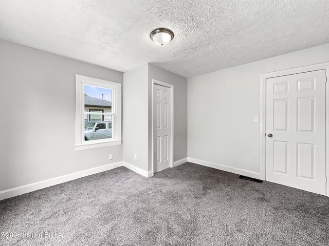 10407 Villa Dr, Louisville, KY 40272