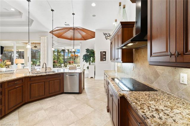 7717 Trent CT, Naples, FL 34113