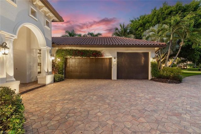 7717 Trent CT, Naples, FL 34113