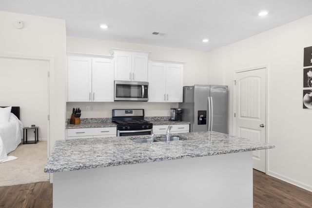 4790 BARRETT OAKS DR, Millington, TN 38053