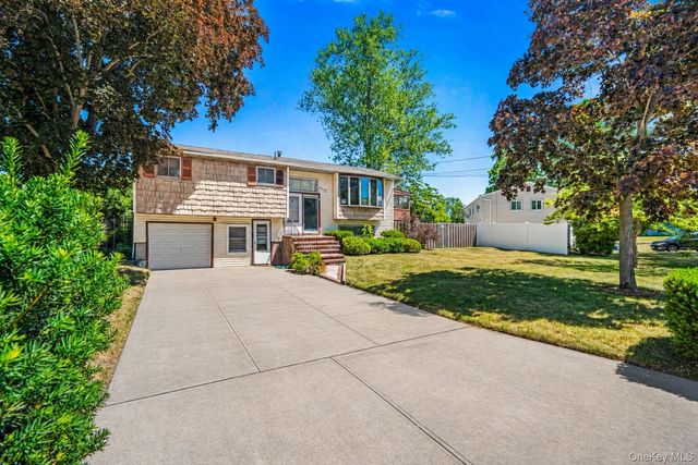 105 Strauss Avenue, Selden, NY 11784