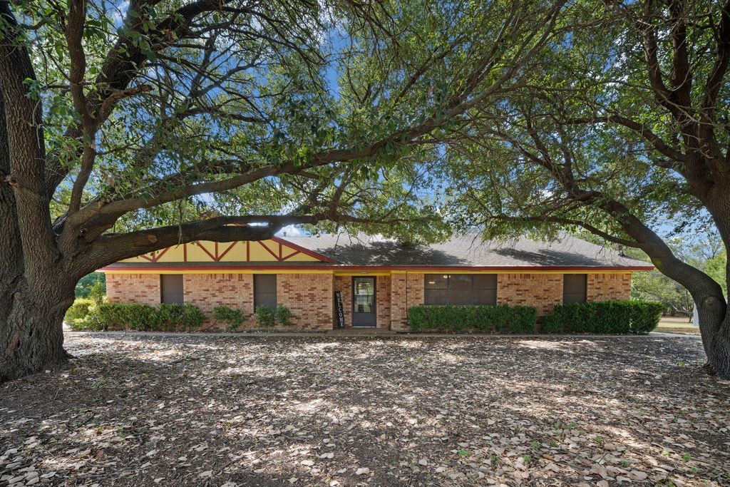 707 Ovilla Road, Waxahachie, TX 75167 — exterior