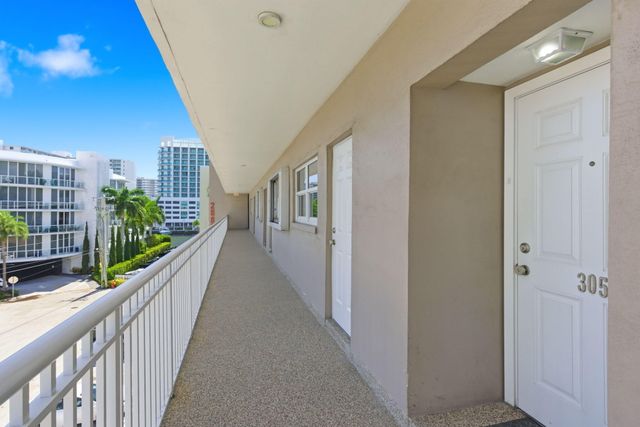 2880 NE 33rd Court 305, Fort Lauderdale, FL 33306