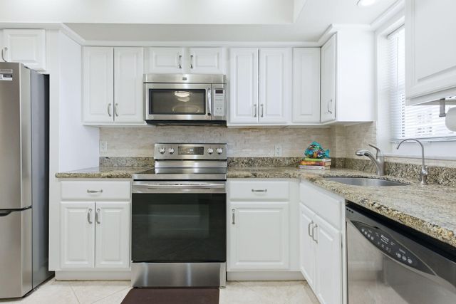 2880 NE 33rd Court 305, Fort Lauderdale, FL 33306