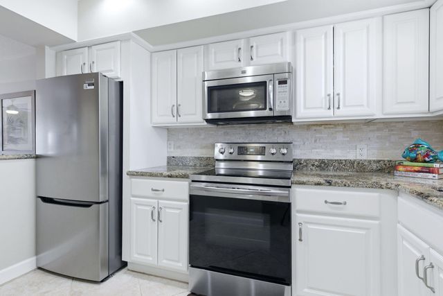 2880 NE 33rd Court 305, Fort Lauderdale, FL 33306