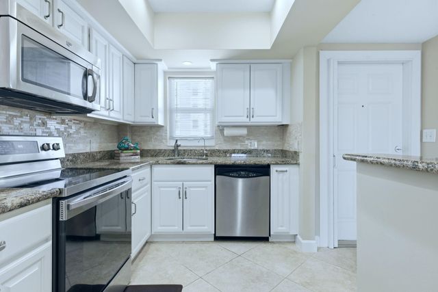 2880 NE 33rd Court 305, Fort Lauderdale, FL 33306