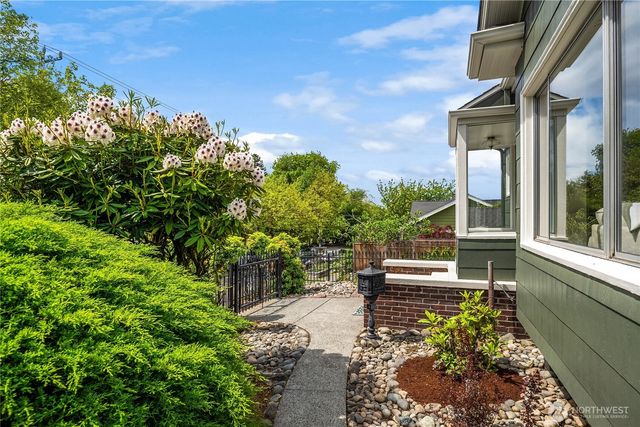 1716 N 43rd Street, Seattle, WA 98103
