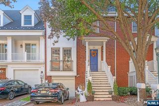 26 Half Moon Isle, Jersey City, NJ 07305