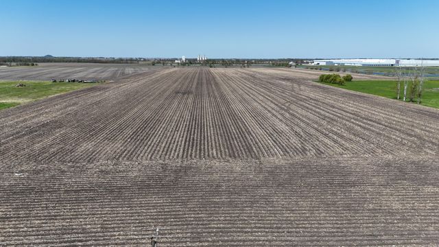 00 1500 North Avenue, Peru, IL 61354