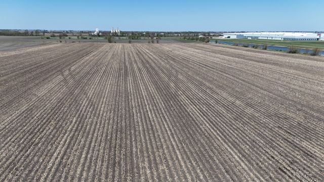 00 1500 North Avenue, Peru, IL 61354