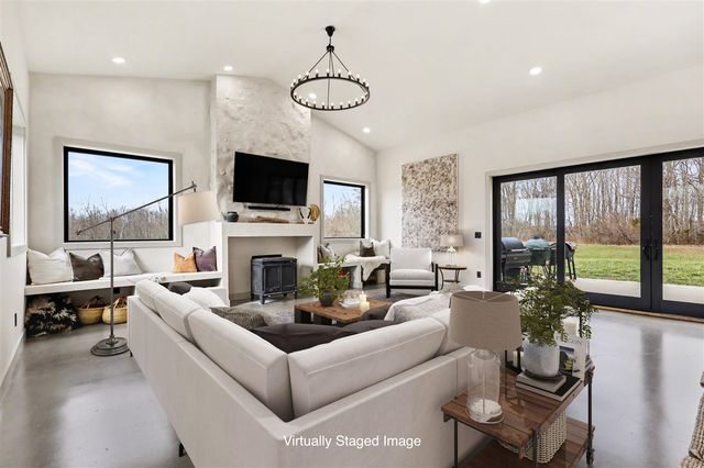 42733 Cr 390, Bloomingdale, MI 49026