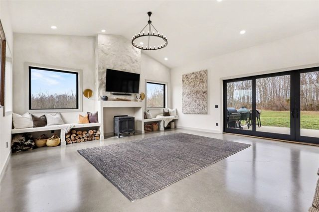 42733 Cr 390, Bloomingdale, MI 49026