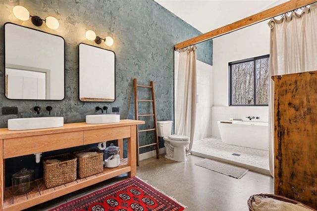 42733 Cr 390, Bloomingdale, MI 49026