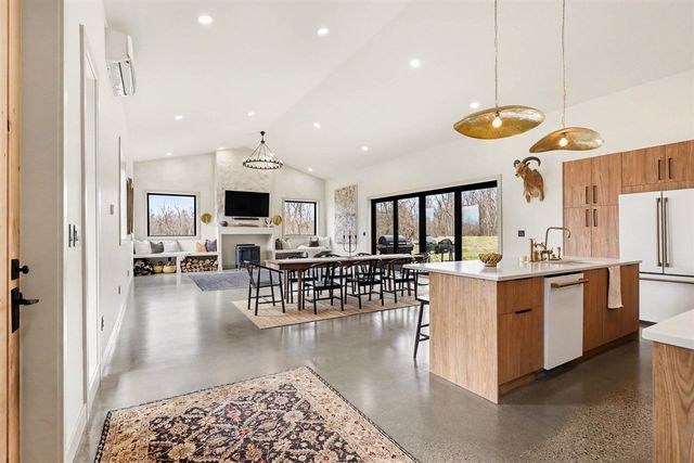 42733 Cr 390, Bloomingdale, MI 49026