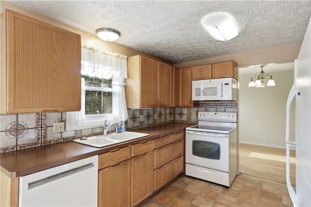 200 Mystic Lane, Henrietta, NY 14623