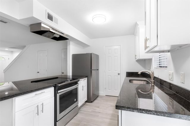 1011 Hamblen Road 205, Kingwood, TX 77339