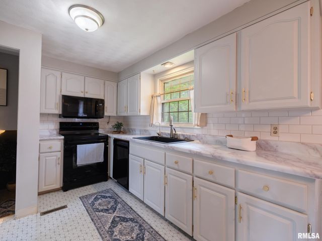 2217 CRESTVIEW Drive, Pekin, IL 61554