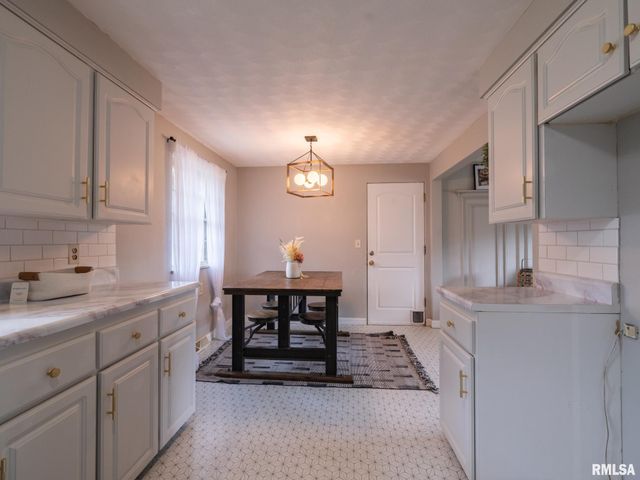 2217 CRESTVIEW Drive, Pekin, IL 61554