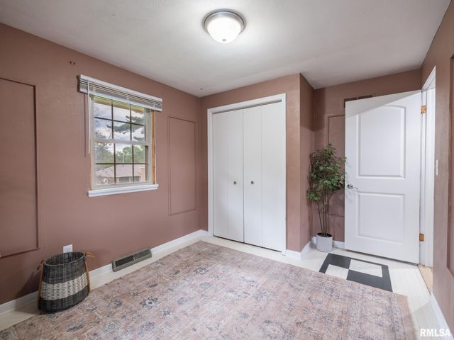 2217 CRESTVIEW Drive, Pekin, IL 61554