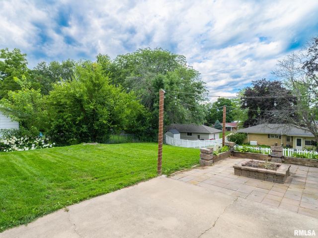 2217 CRESTVIEW Drive, Pekin, IL 61554
