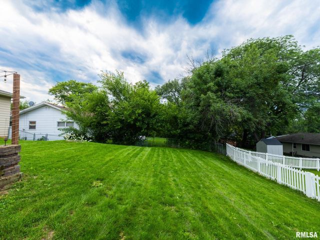 2217 CRESTVIEW Drive, Pekin, IL 61554