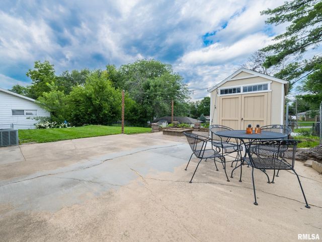 2217 CRESTVIEW Drive, Pekin, IL 61554