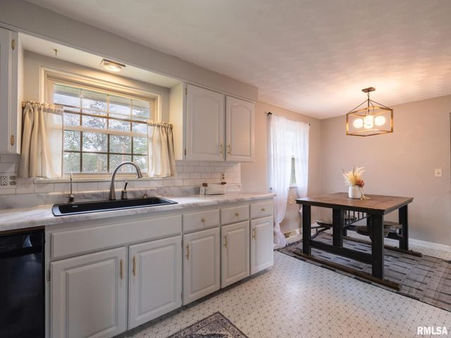 2217 CRESTVIEW Drive, Pekin, IL 61554