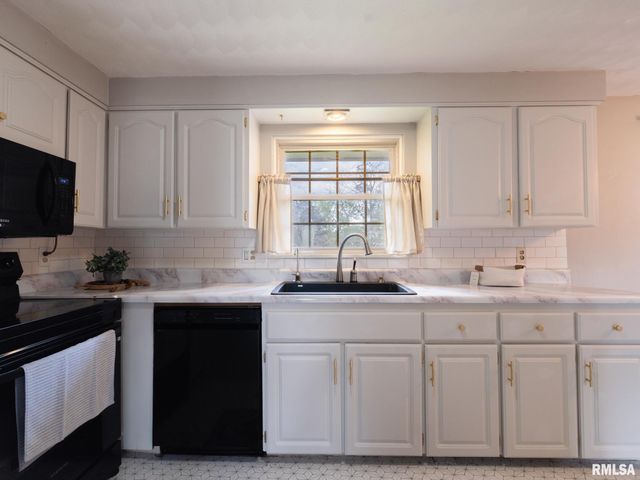 2217 CRESTVIEW Drive, Pekin, IL 61554