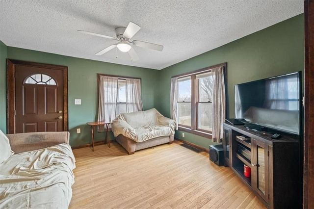 100 N 94th Street, Edwardsville, KS 66111