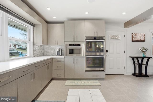 10 INBROOK RD, Levittown, PA 19057