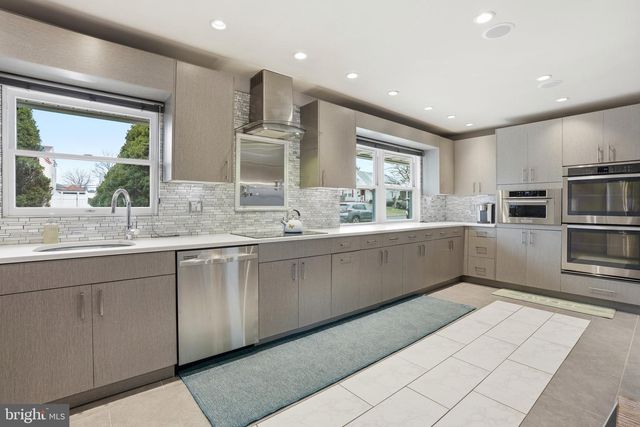 10 INBROOK RD, Levittown, PA 19057