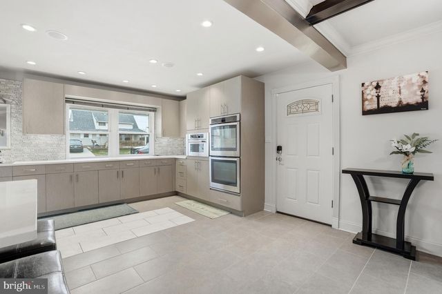 10 INBROOK RD, Levittown, PA 19057